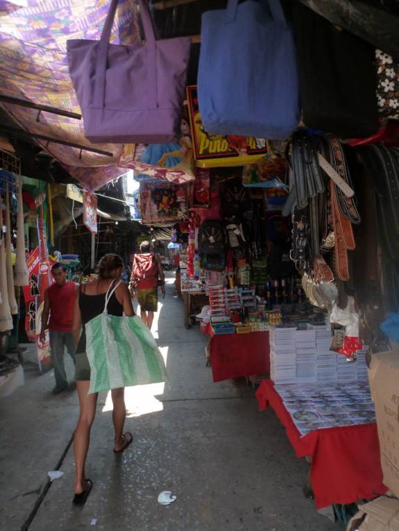 Caminhando pelas movimentadas e barulhentas ruas de Rio Dulce, na Guatemala